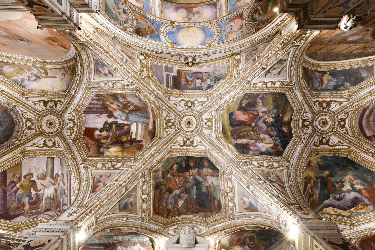 amalfi, Italien - aug 28, 2021, tak interiör av apostel helgon andrew, roman katolik kyrka. foto