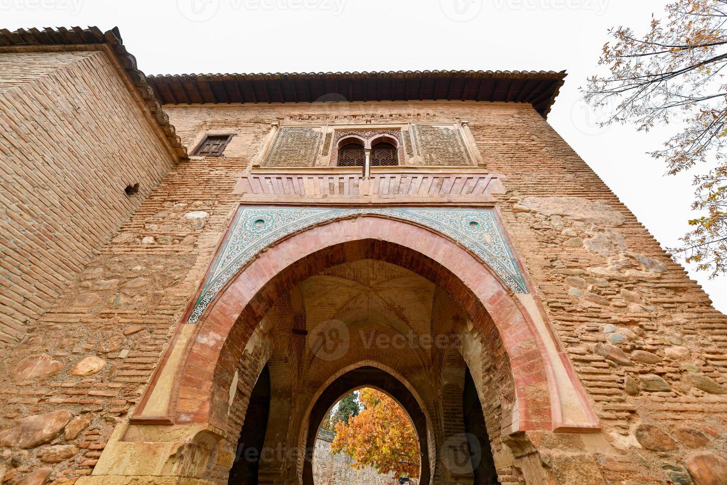 alhambra båge puerta del vino i granada av Spanien vin muslim dörr foto