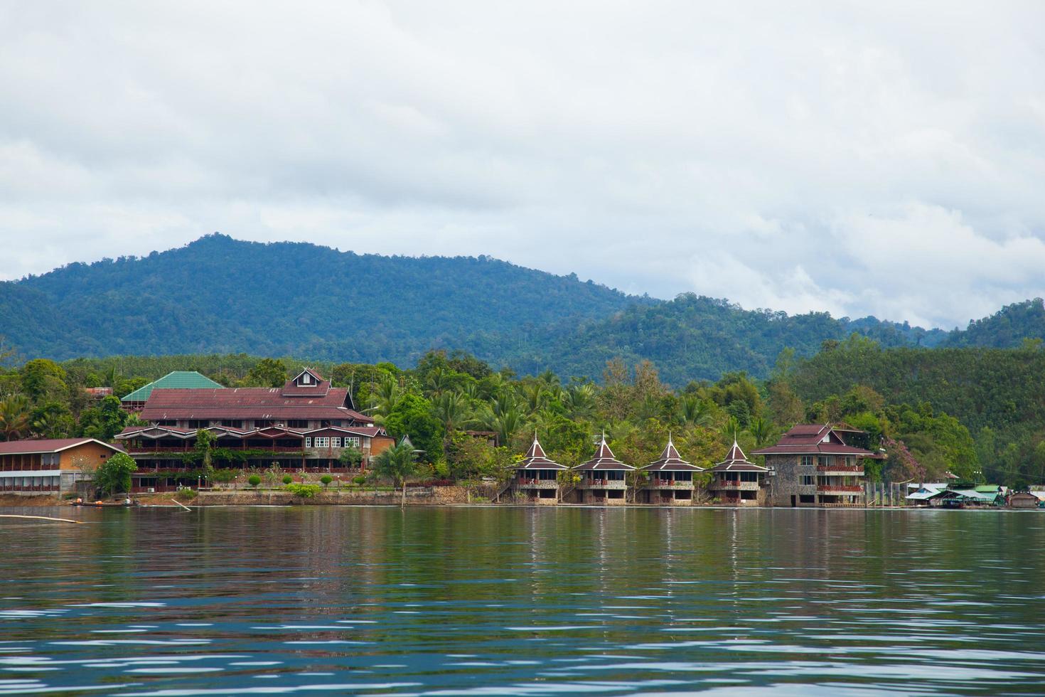 semesterort bredvid en flod i Thailand foto