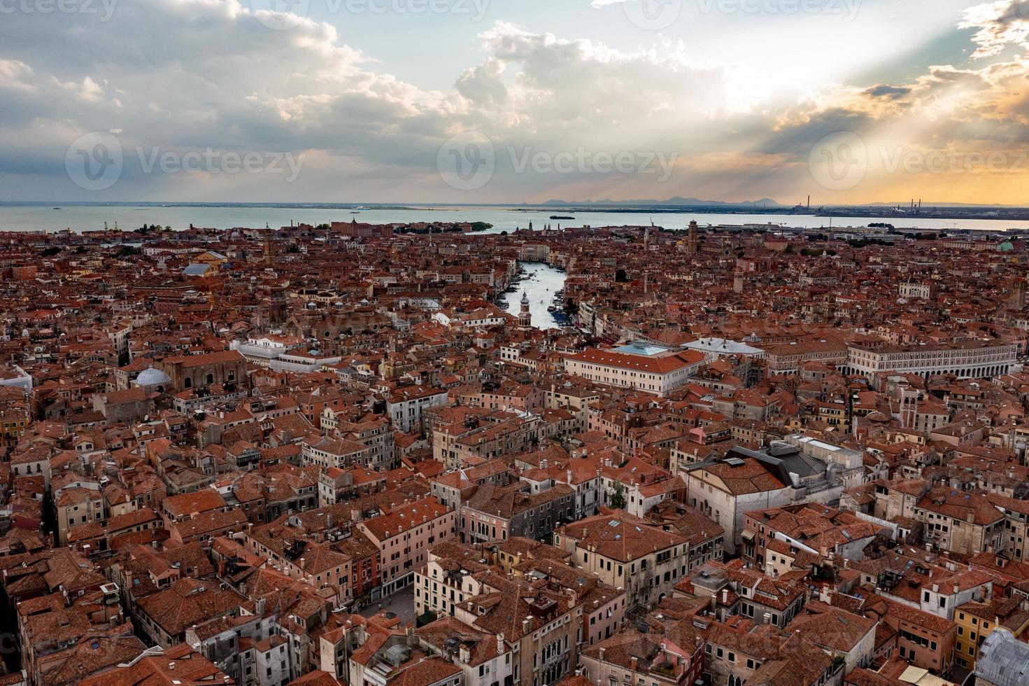 antenn se av de gammal venitianska tak i Venedig, Italien. foto