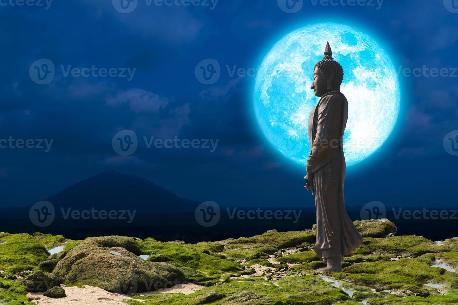 super blå måne och buddha ser sju dag stil på de natt himmel foto