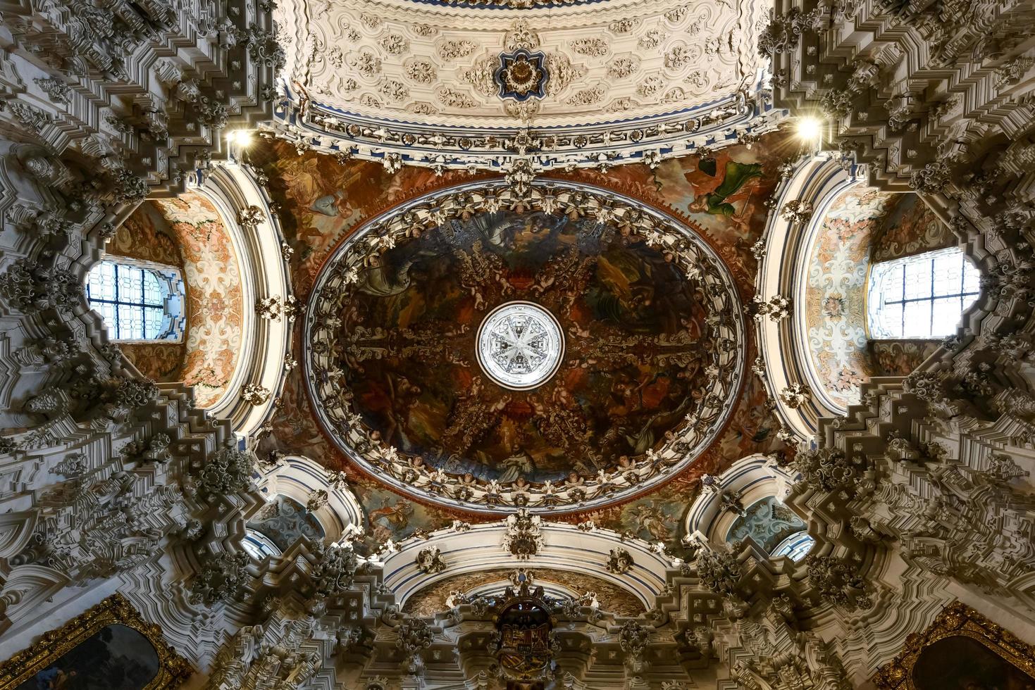 granada, Spanien - nov 29, 2021, interiör av de kartusian kloster kyrka av de antagande av vår lady monasterio de la cartuja , granada, Spanien. foto
