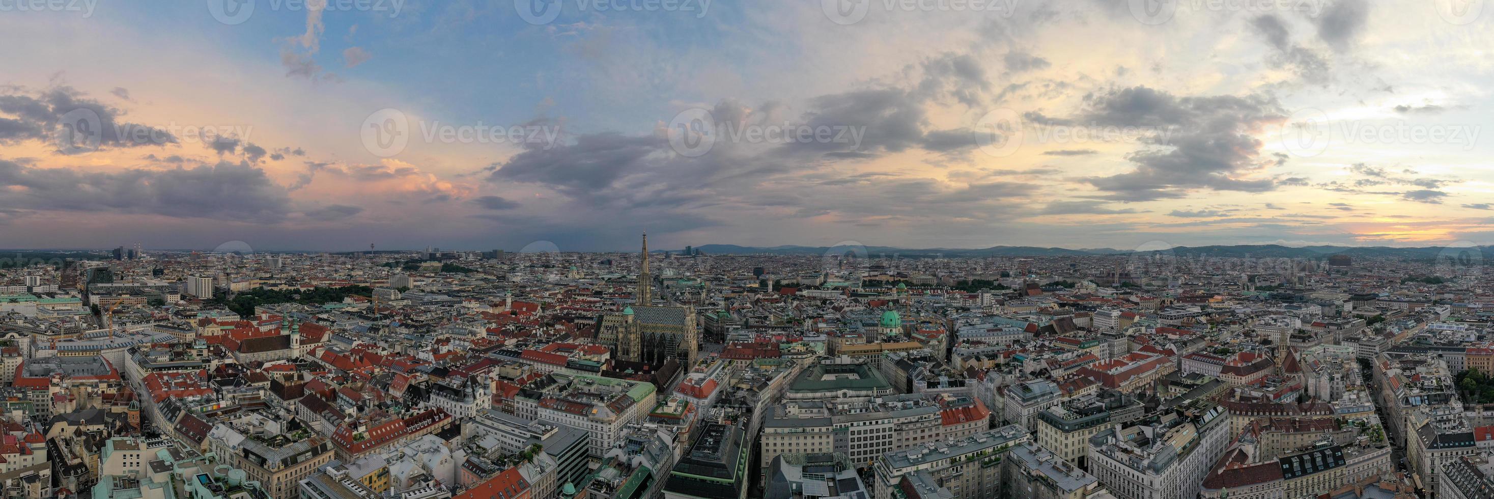 se av de wien horisont med st. Stephens katedral Wien, österrike foto