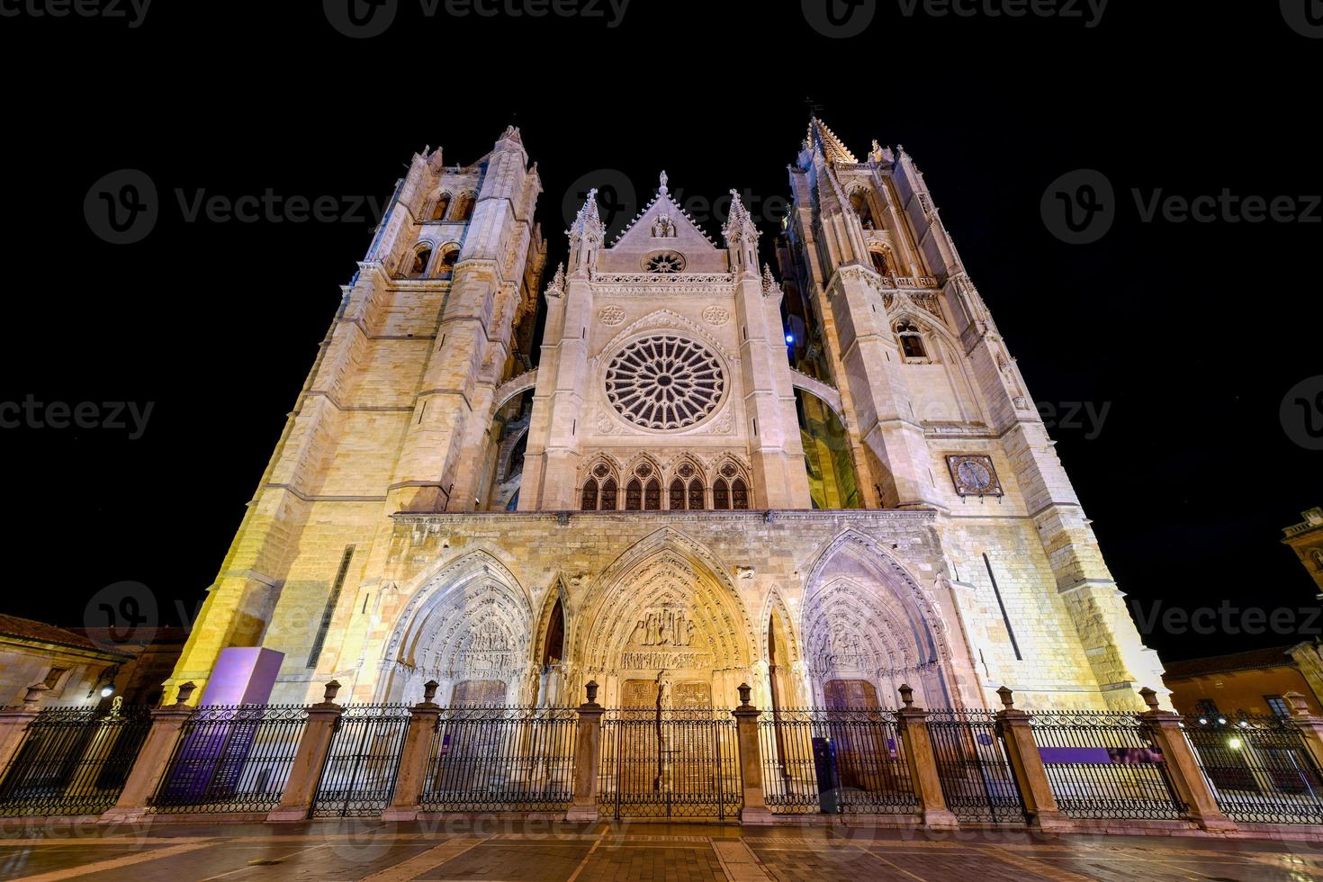 huvud gotik Fasad av leon katedral i de kväll, Spanien foto