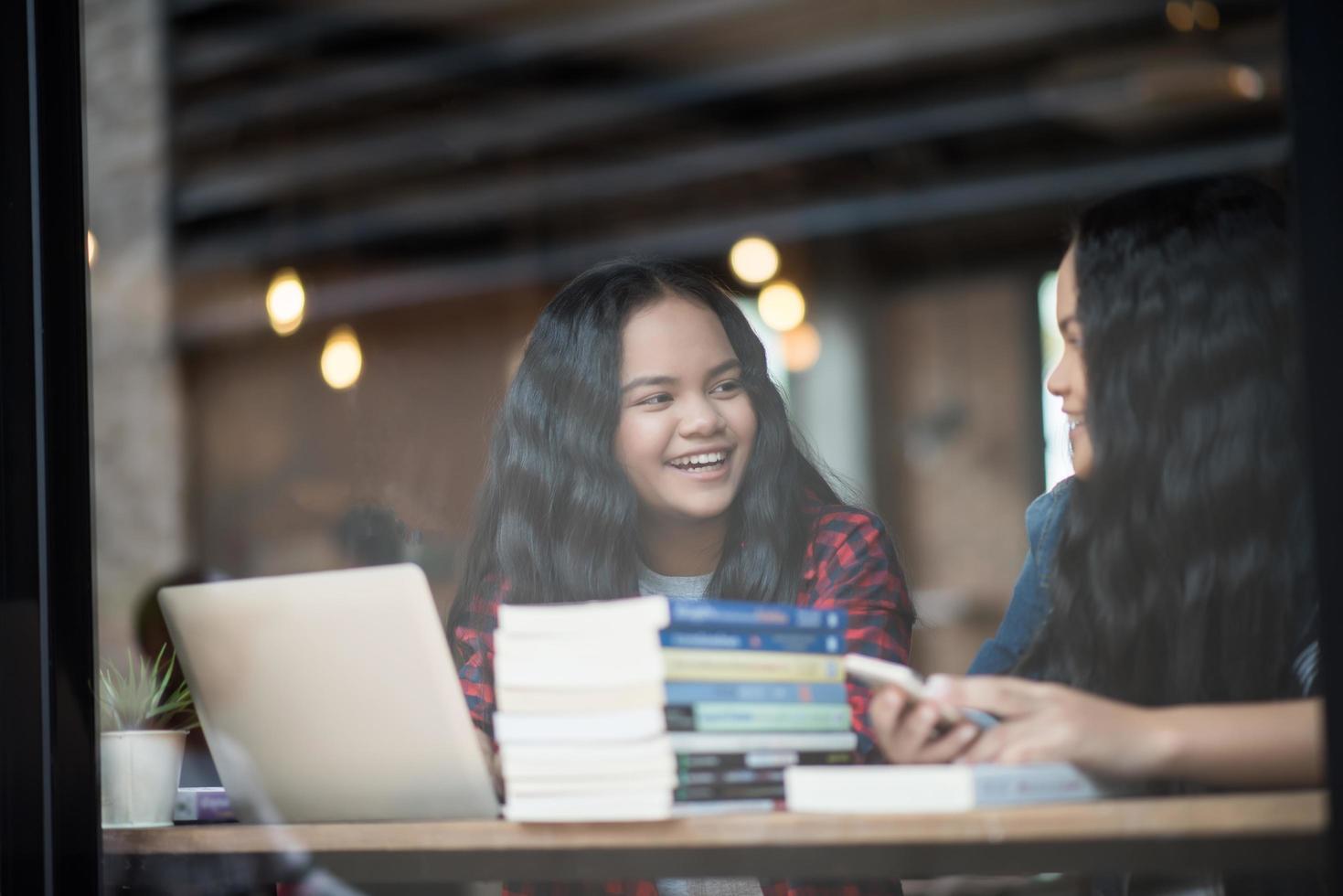 grupp glada studentvänner på ett kafé foto