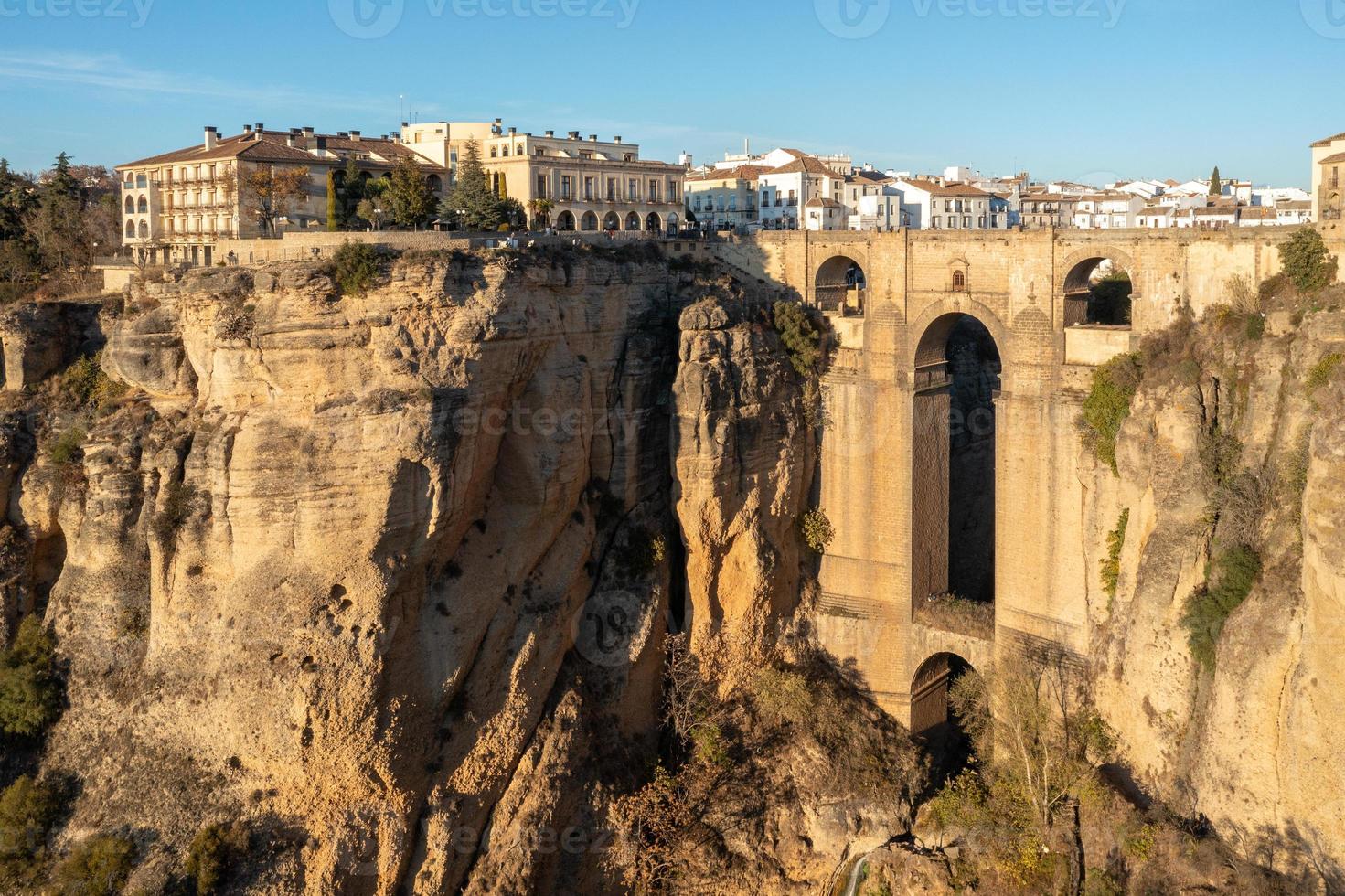 klippig landskap av ronda stad med puente nuevo bro och byggnader, andalusien, Spanien foto