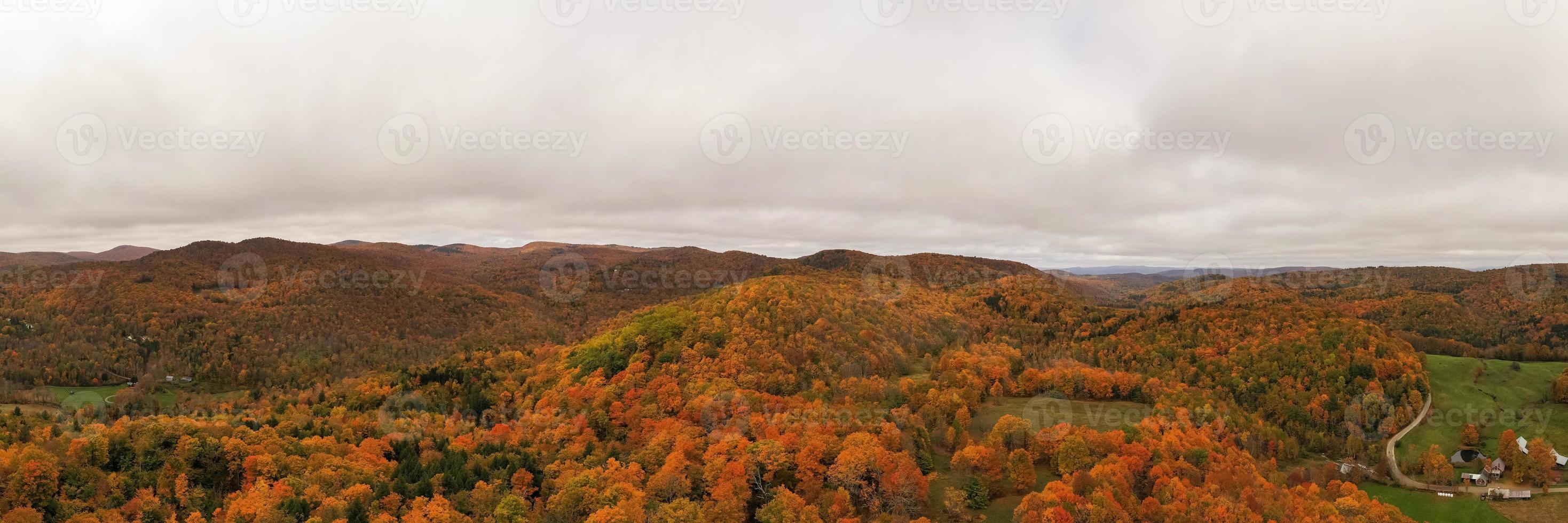 panorama- se av en lantlig bruka i höst i vermont. foto