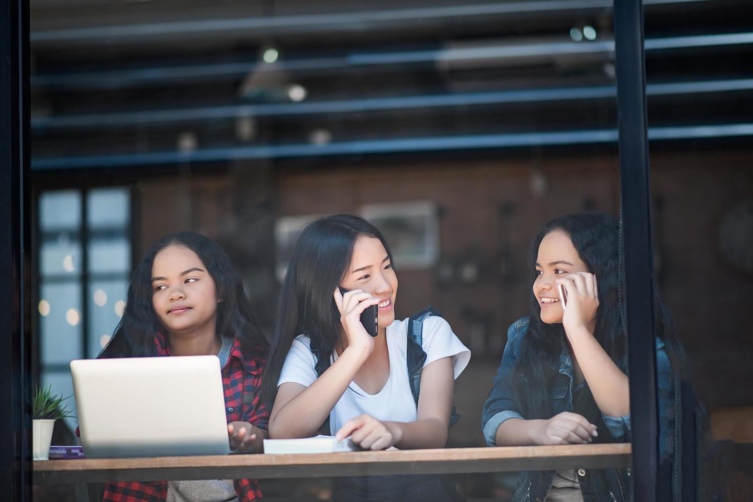 grupp glada studentvänner på ett kafé foto