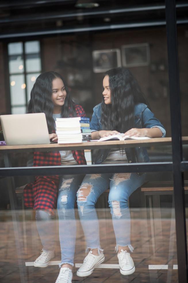 grupp glada studentvänner på ett kafé foto