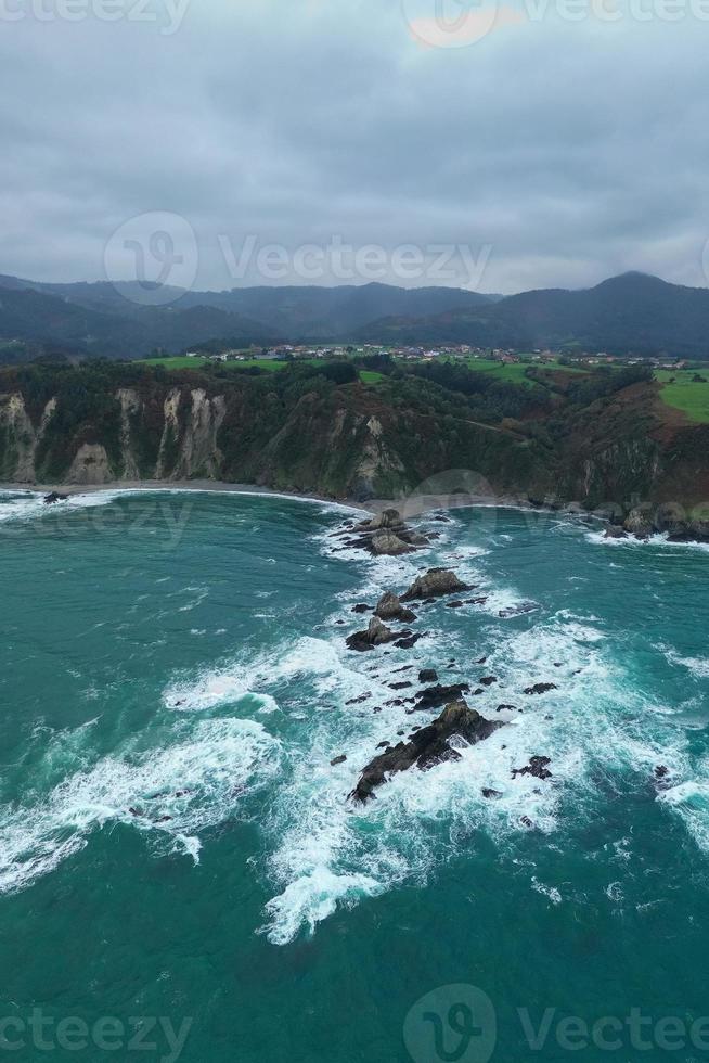 gueirua strand, belägen i asturien, Spanien på en molnig dag. foto