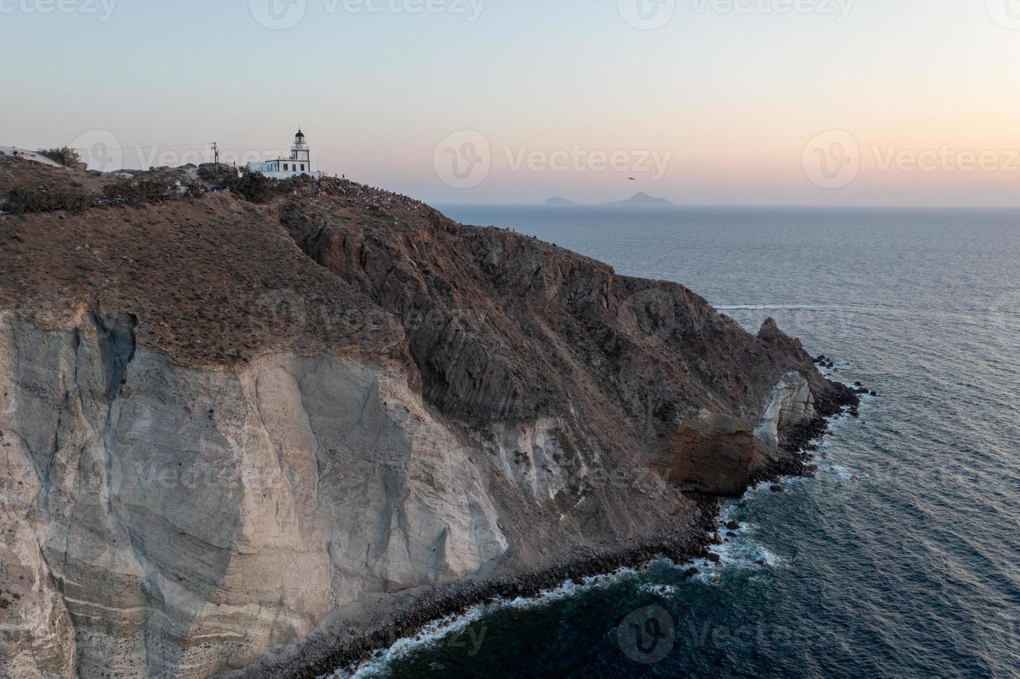 antenn se av de akrotiri fyr på solnedgång i santorini, grekland. foto