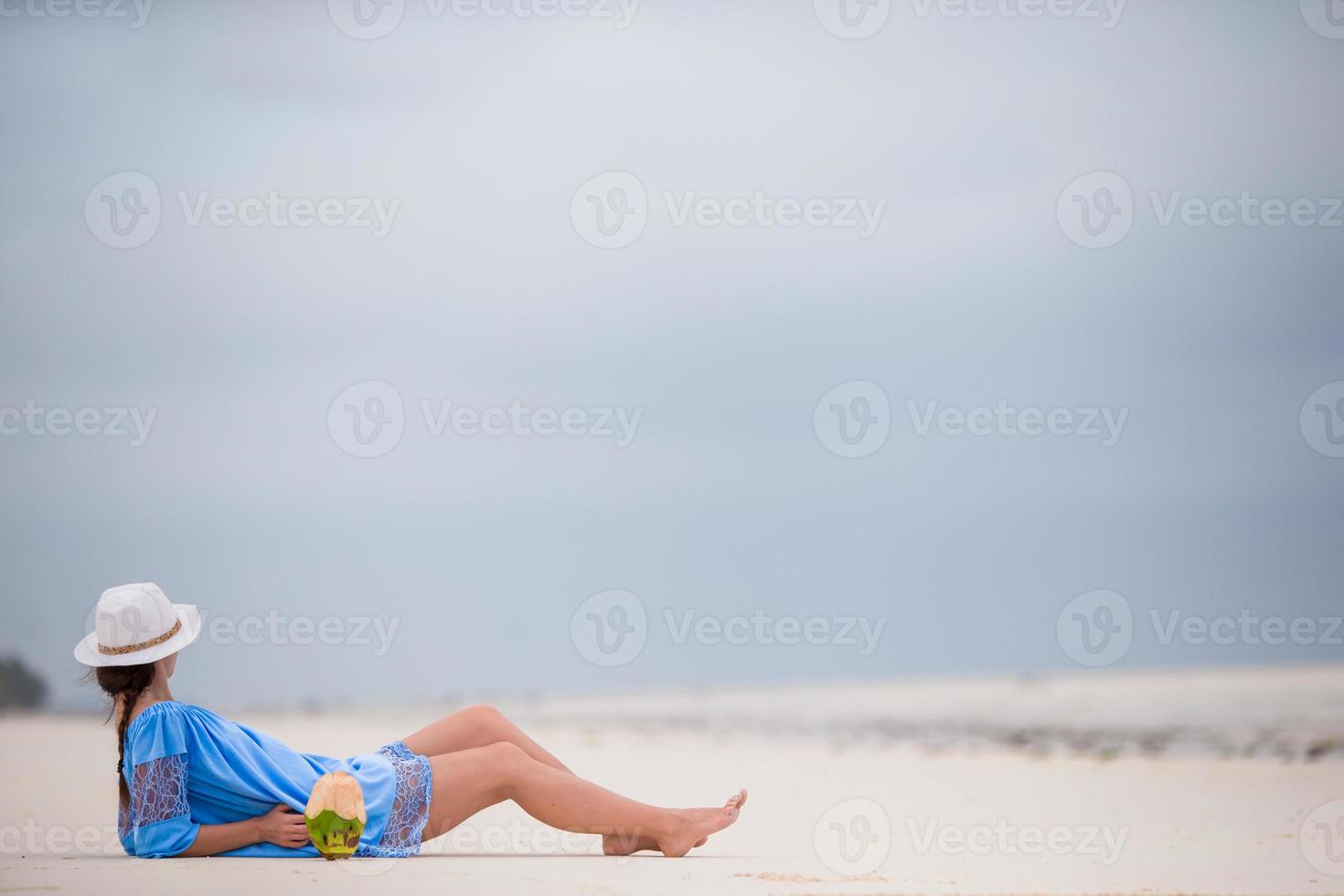 skön ung kvinna på de strand foto