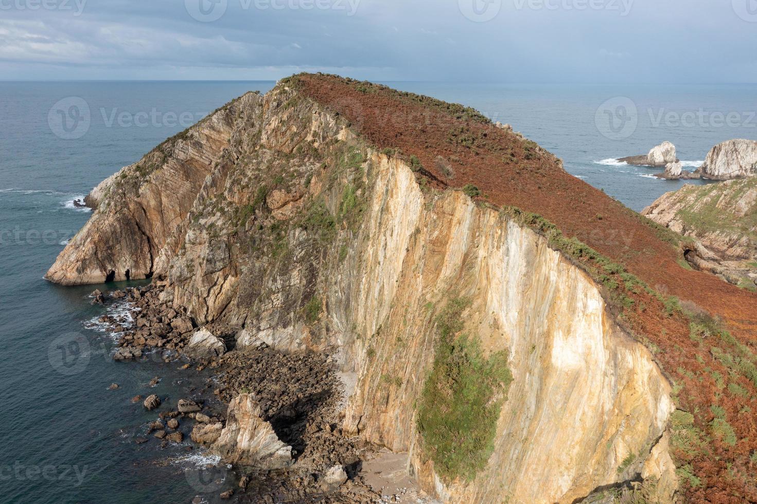 tystnad strand, silver-sandig cove stöd förbi en naturlig sten amfiteater i asturien, Spanien. foto