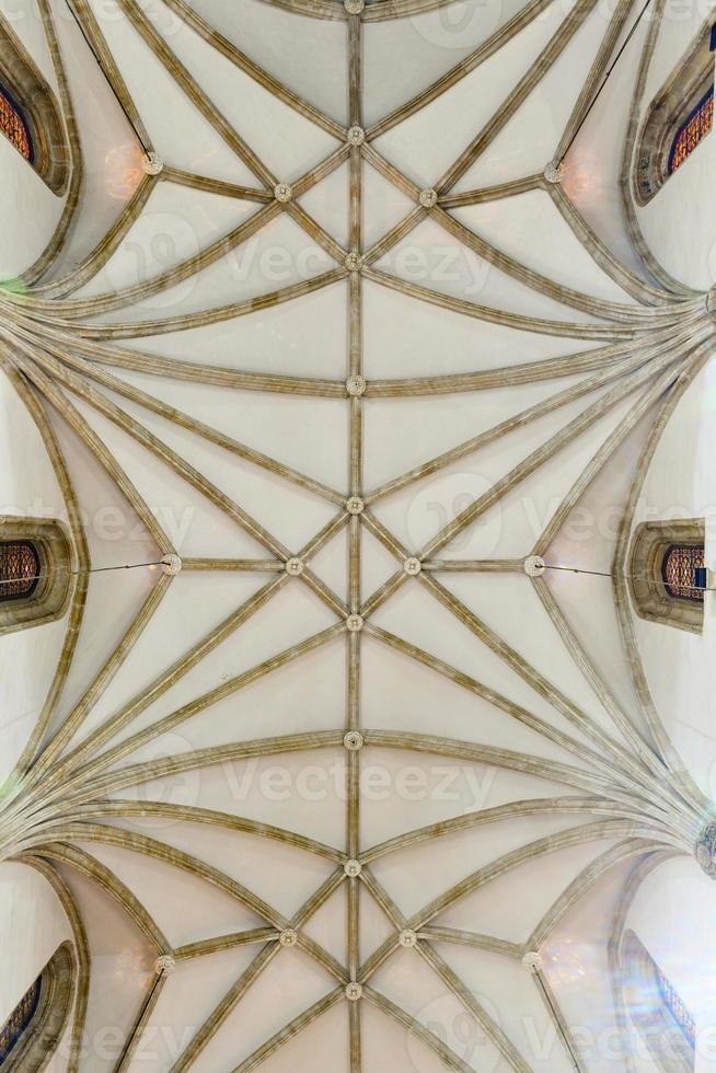 interiör gotik tak av de 15:e århundrade st. jerome de kunglig kyrka, spanska, iglesia de san jeronimo el verklig i madrid, Spanien. foto