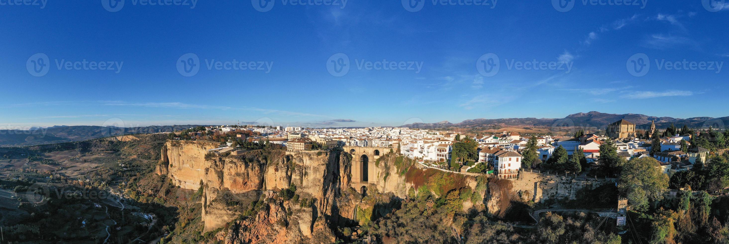 klippig landskap av ronda stad med puente nuevo bro och byggnader, andalusien, Spanien foto