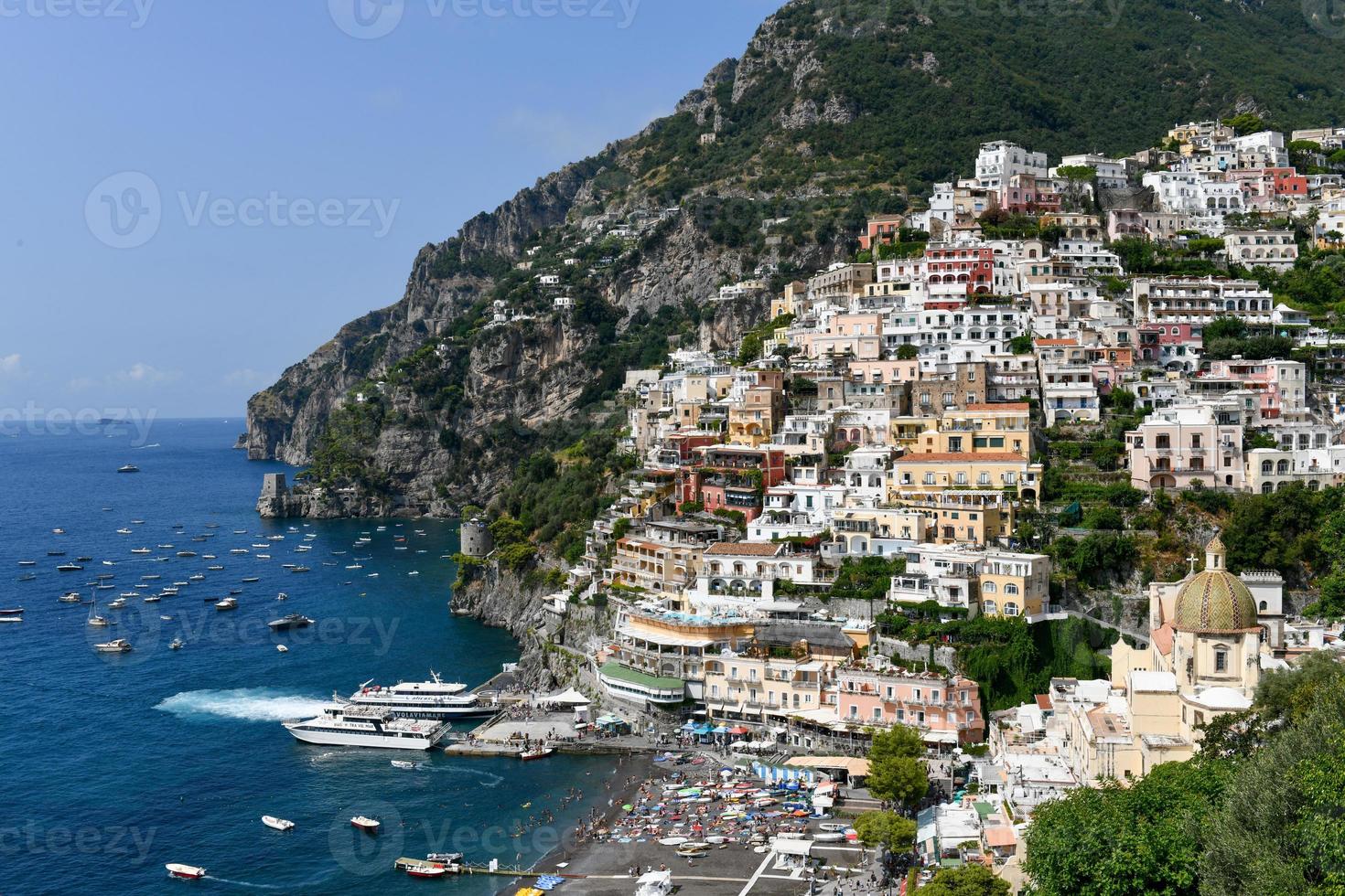 antenn se av positano med bekväm strand och blå hav på amalfi kust i campania, Italien. amalfi kust är populär resa och helgdag destination i Europa. foto