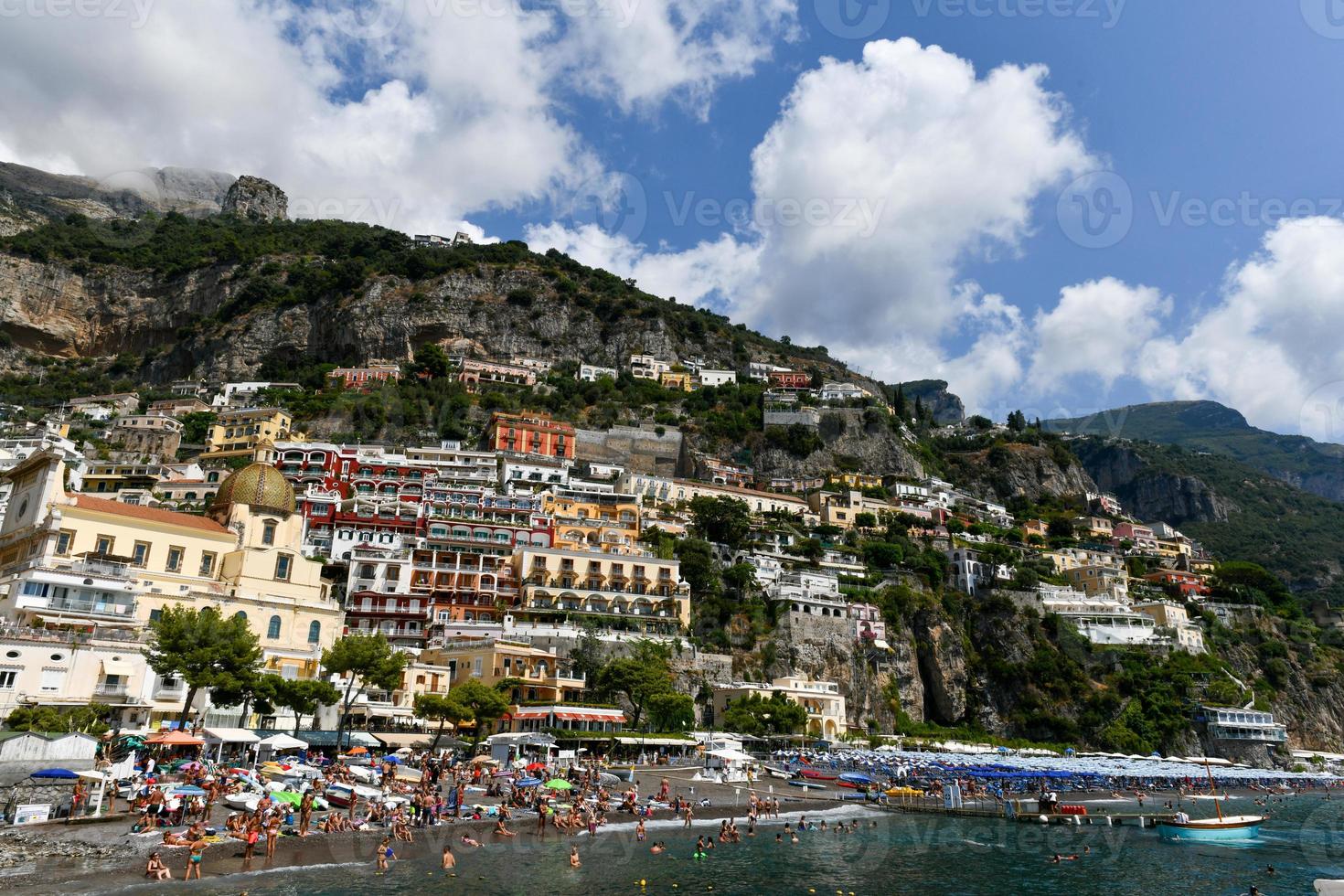 positano, Italien - aug 25, 2021, panorama- se av positano och de strand längs de amalfi kust av Italien. foto