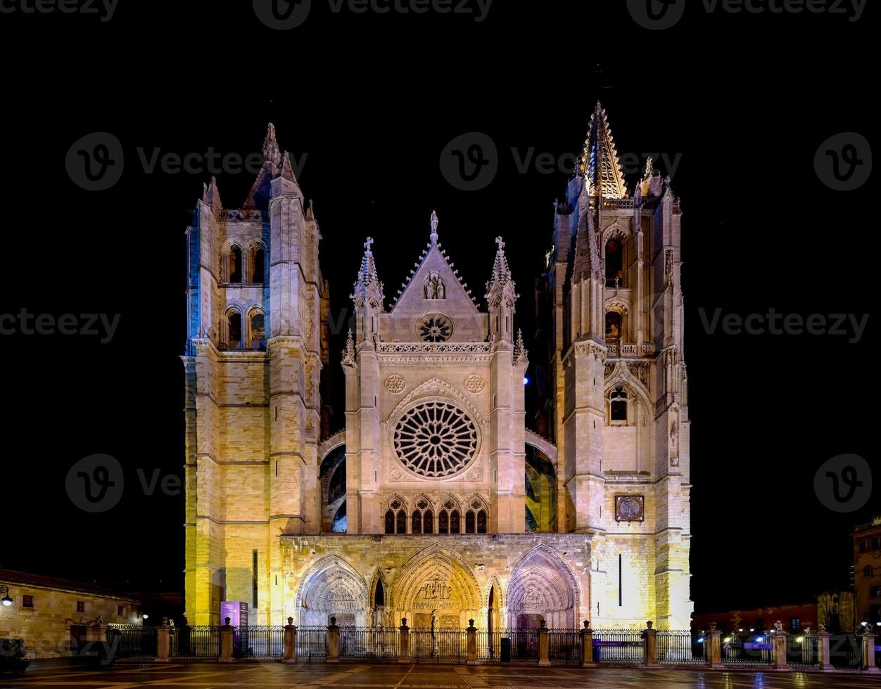 huvud gotik Fasad av leon katedral i de kväll, Spanien foto