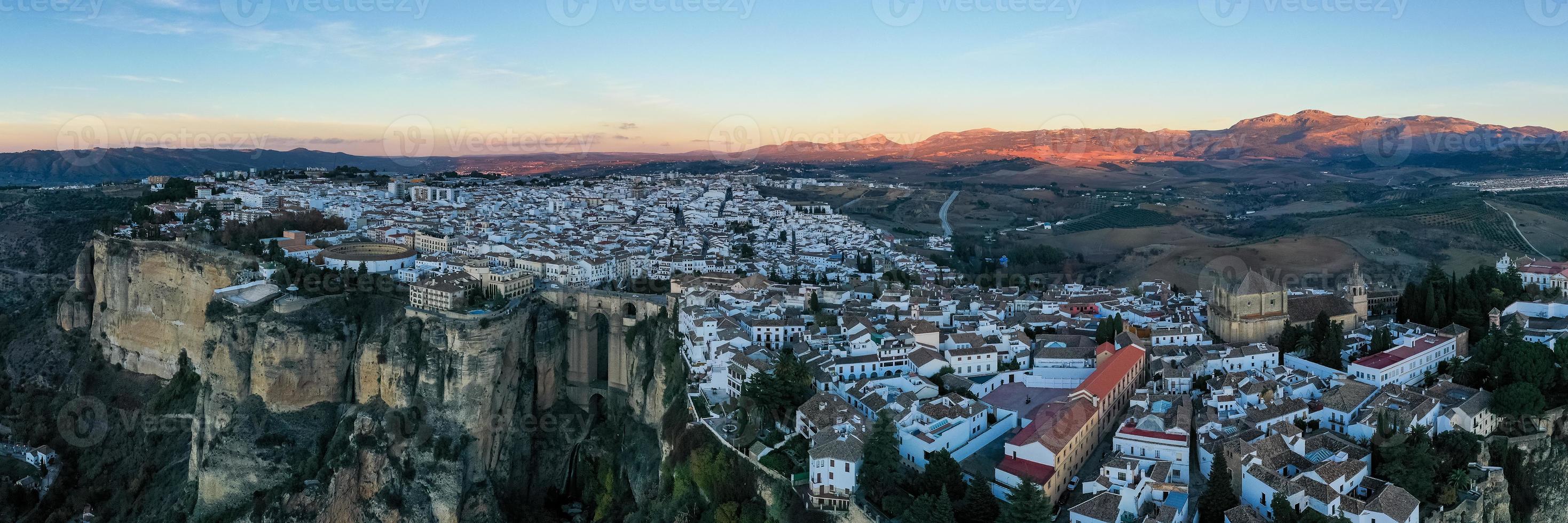 klippig landskap av ronda stad med puente nuevo bro och byggnader, andalusien, Spanien foto