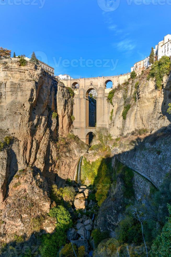 klippig landskap av ronda stad med puente nuevo bro och byggnader, andalusien, Spanien foto