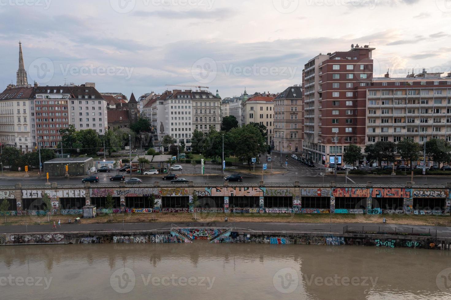 Wien, österrike - juli 18, 2021, se av de Donau kanal och wien horisont med st. Stephens katedral Wien, österrike foto