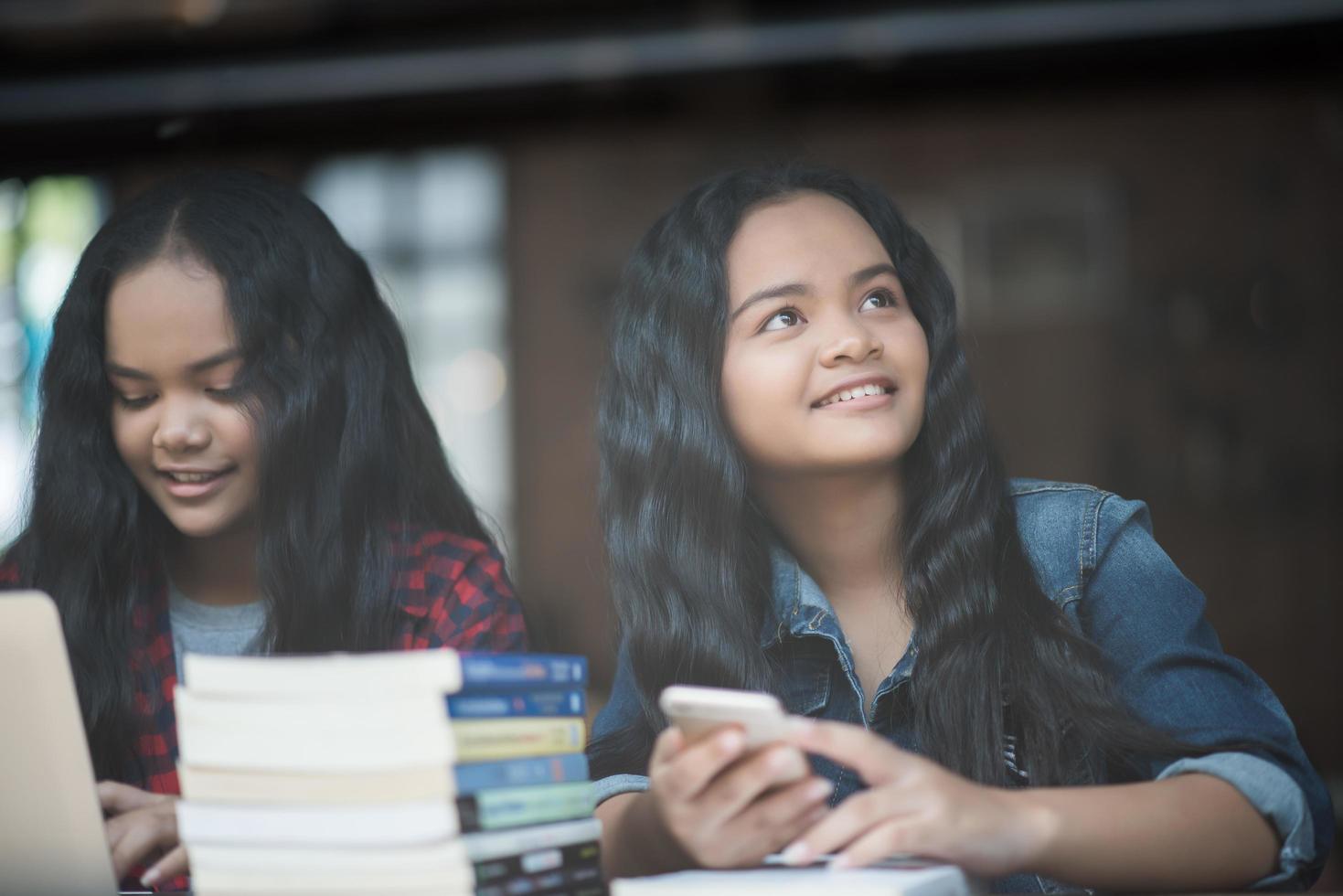 grupp glada studentvänner på ett kafé foto