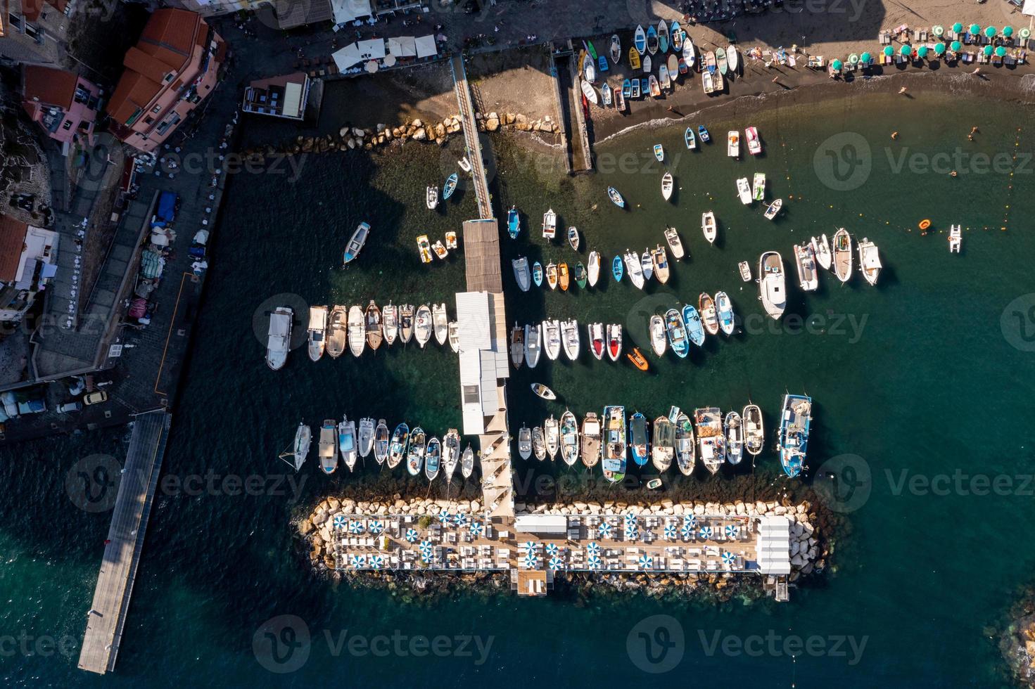 antenn se av tonys strand i sorrento, Italien på en sommar dag. foto