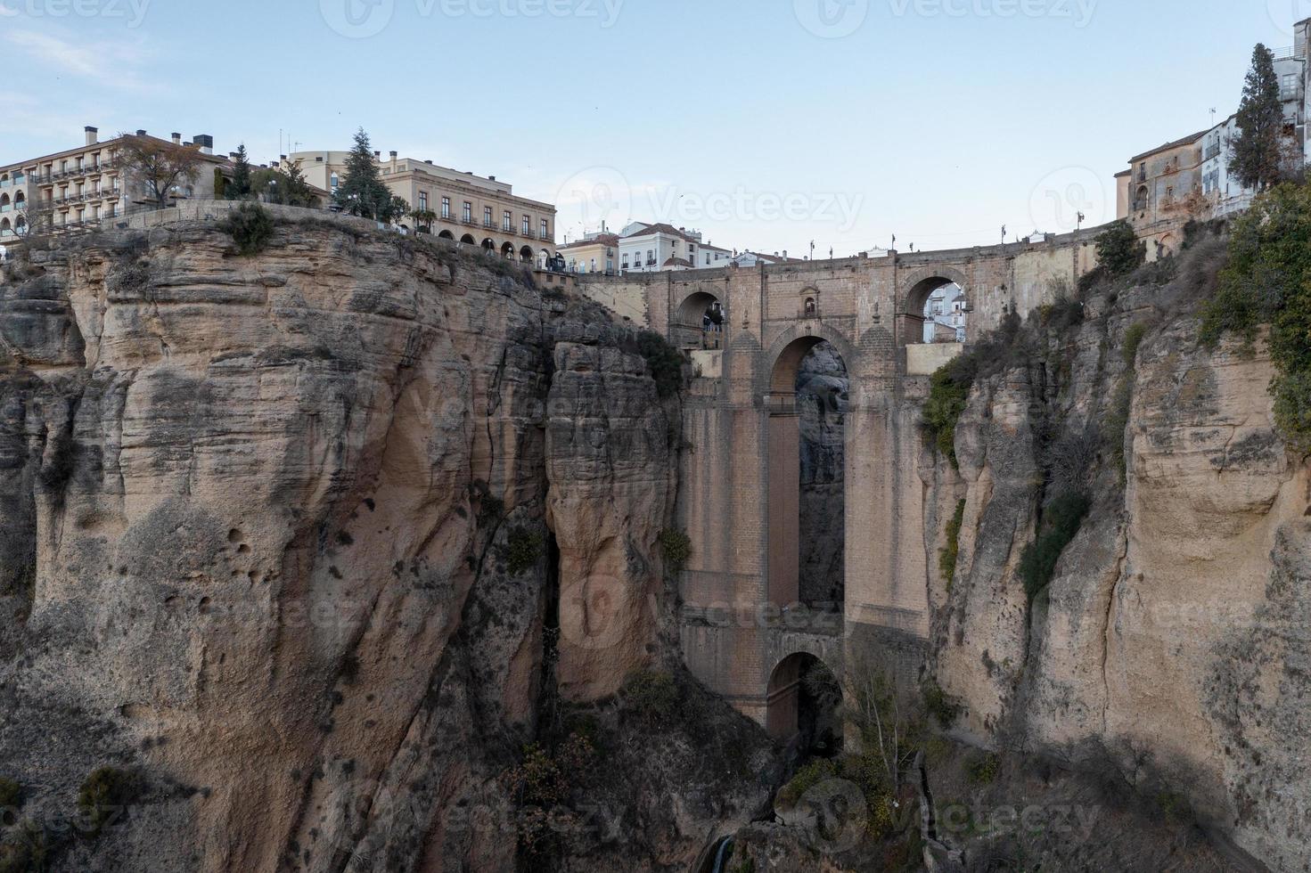 klippig landskap av ronda stad med puente nuevo bro och byggnader, andalusien, Spanien foto