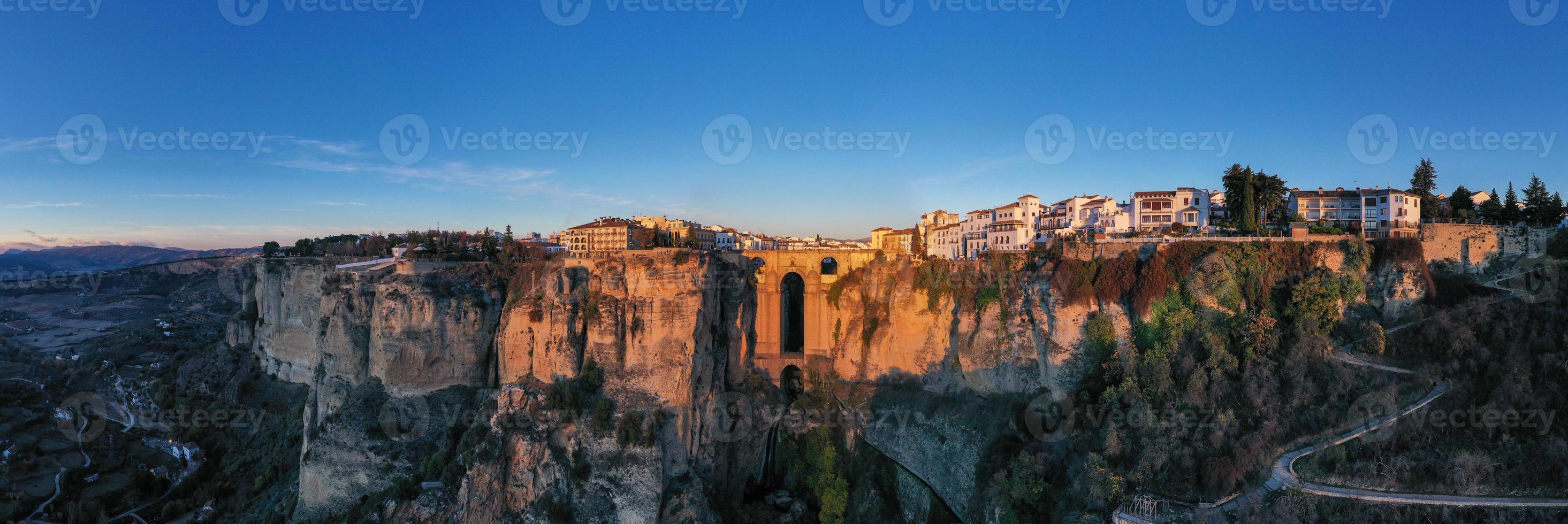 klippig landskap av ronda stad med puente nuevo bro och byggnader, andalusien, Spanien foto