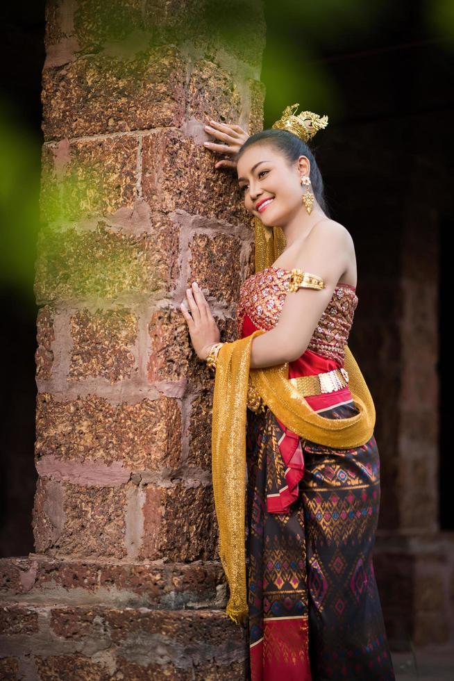 kvinna som bär en typisk thailändsk klänning foto