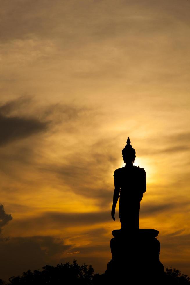 Buddha staty vid solnedgången i Thailand foto