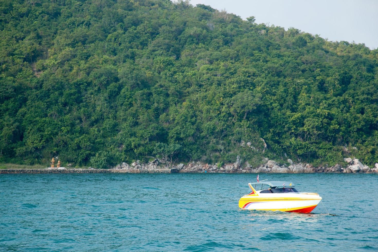 båt förtöjd till havs i Thailand foto