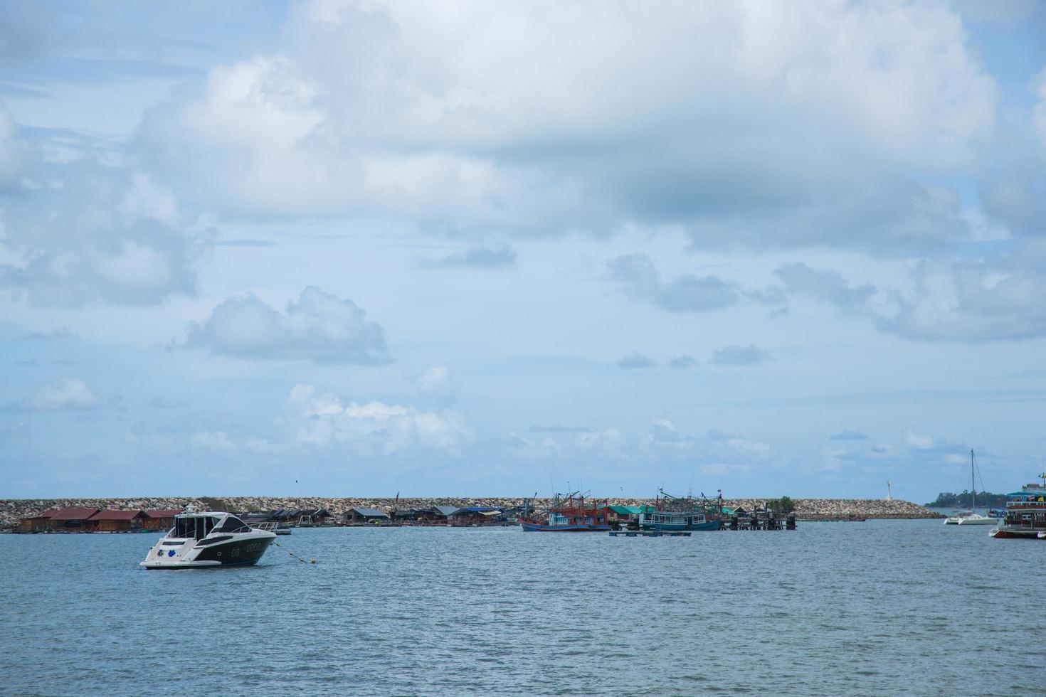 båt förtöjd i Thailand foto