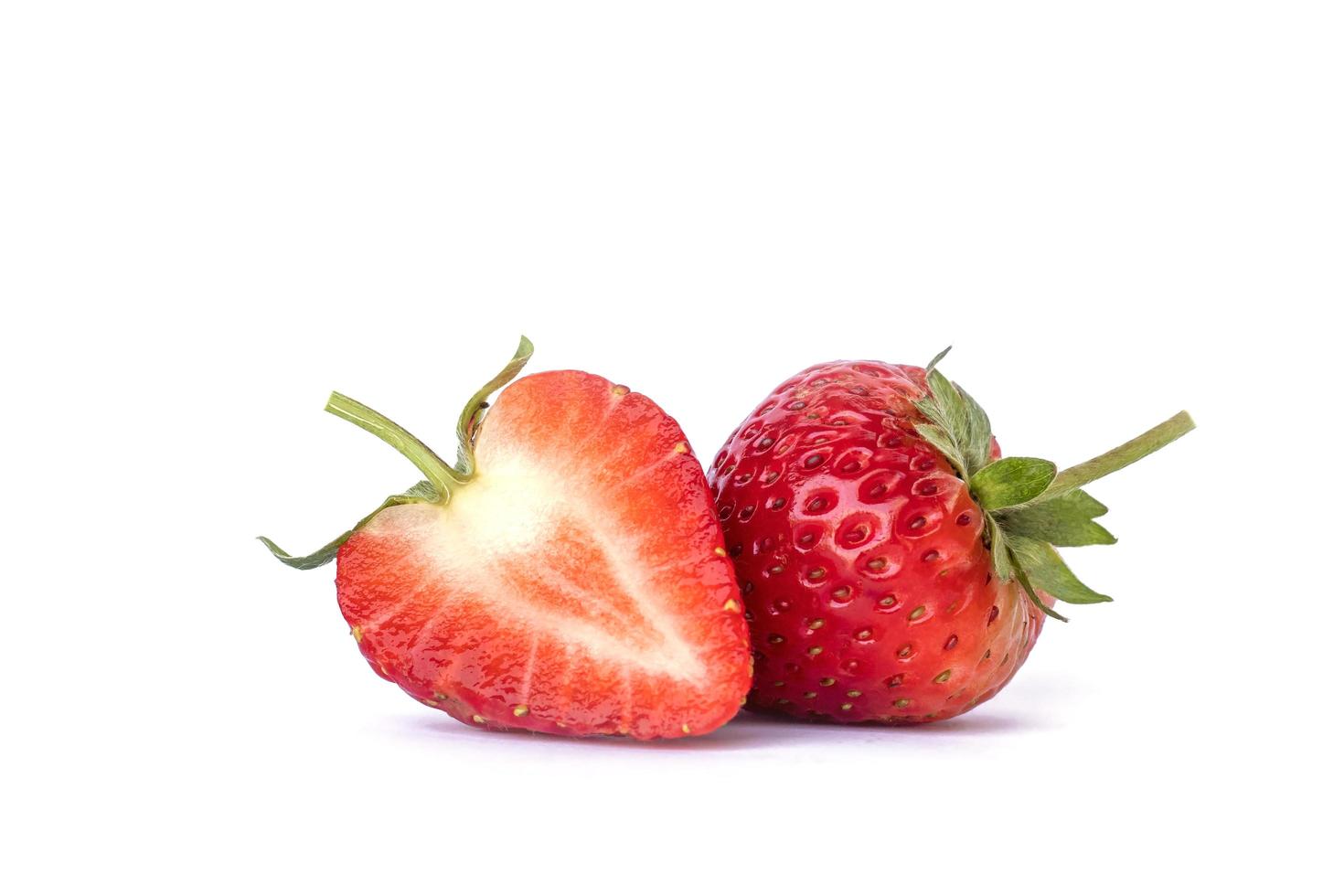 färsk mogen saftig jordgubbe som isoleras på en vit bakgrund foto