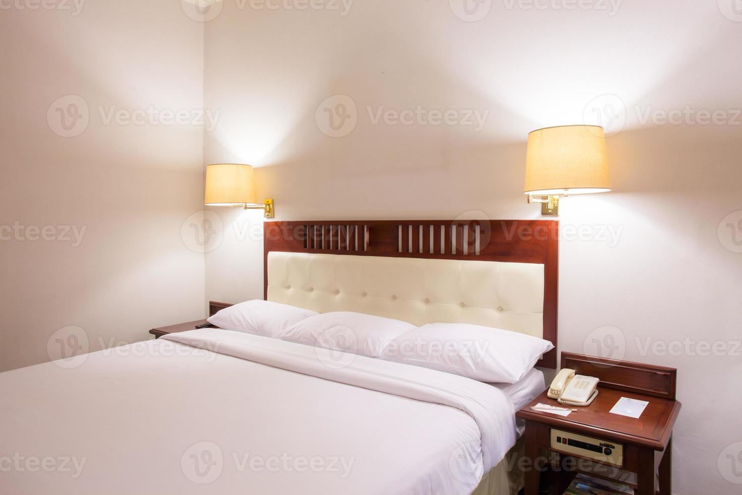 standard vitt sovrum på hotellet foto
