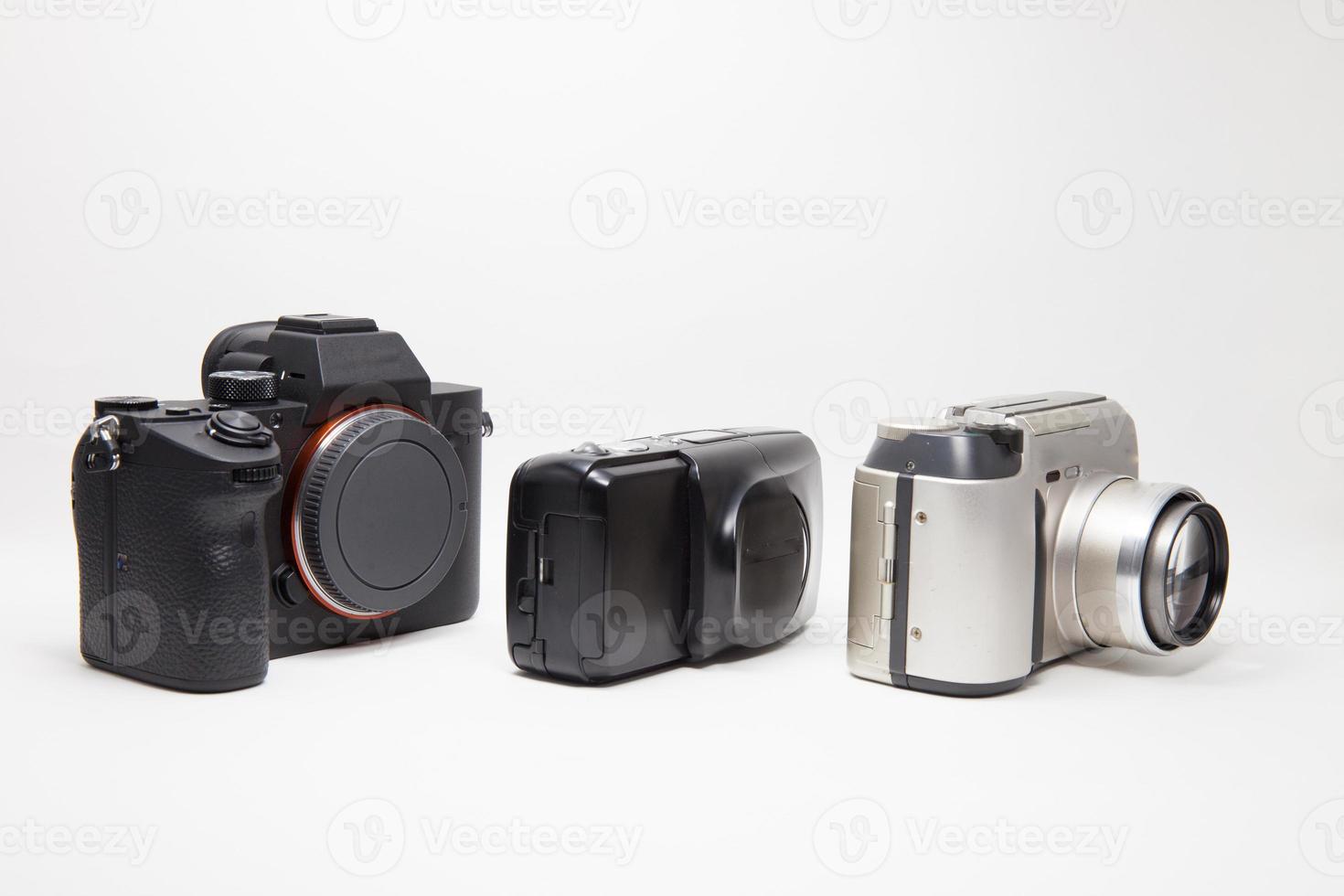 tre kameror på vitt foto