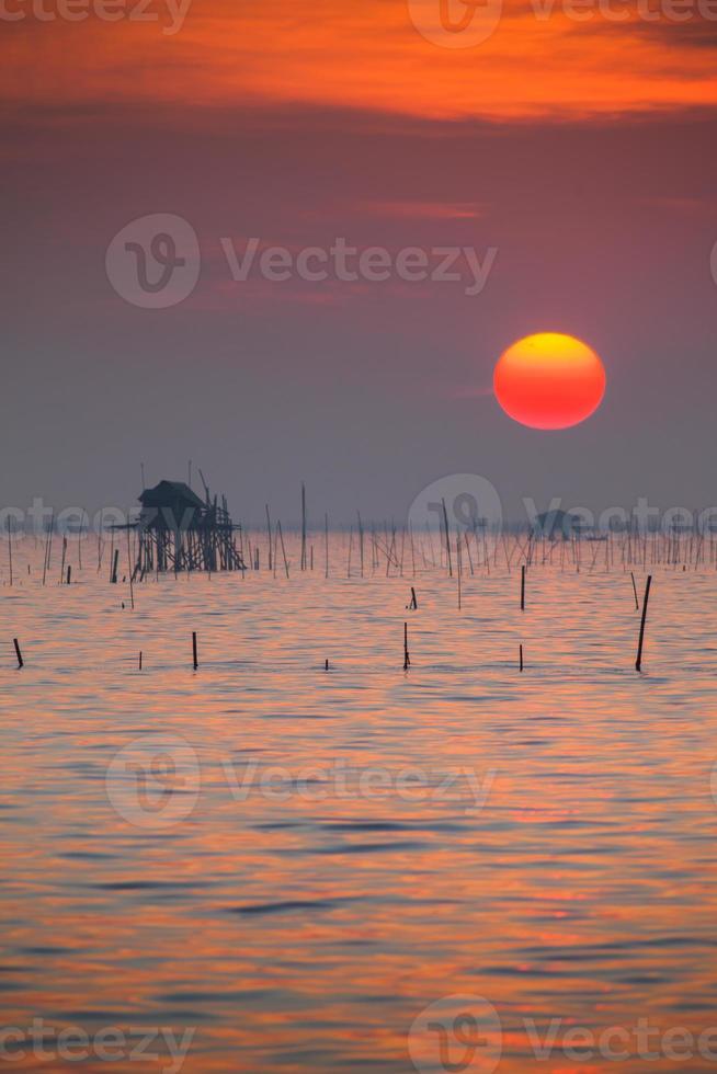 färgrik solnedgång över havet foto