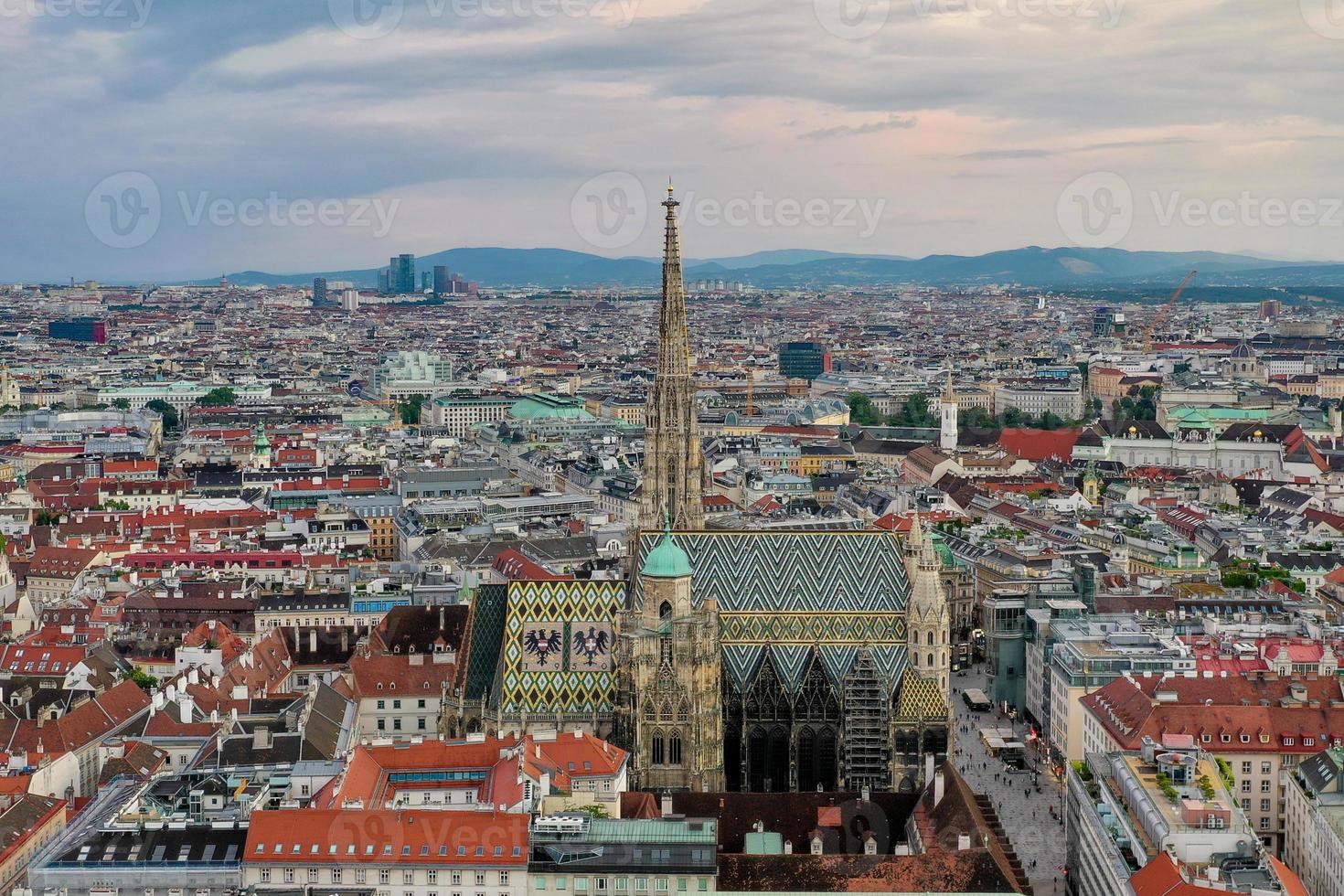 se av de wien horisont med st. Stephens katedral Wien, österrike foto