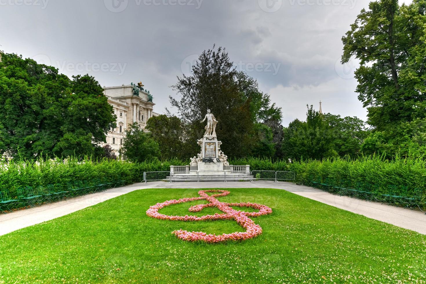 staty av känd kompositör wolfgang amadeus mozart i de burggarten, Wien, österrike foto