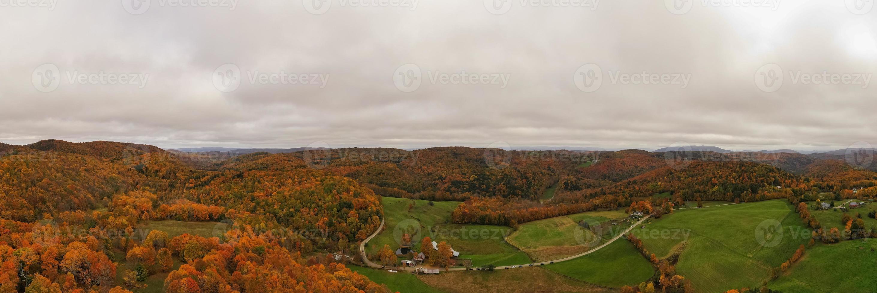 panorama- se av en lantlig bruka i höst i vermont. foto