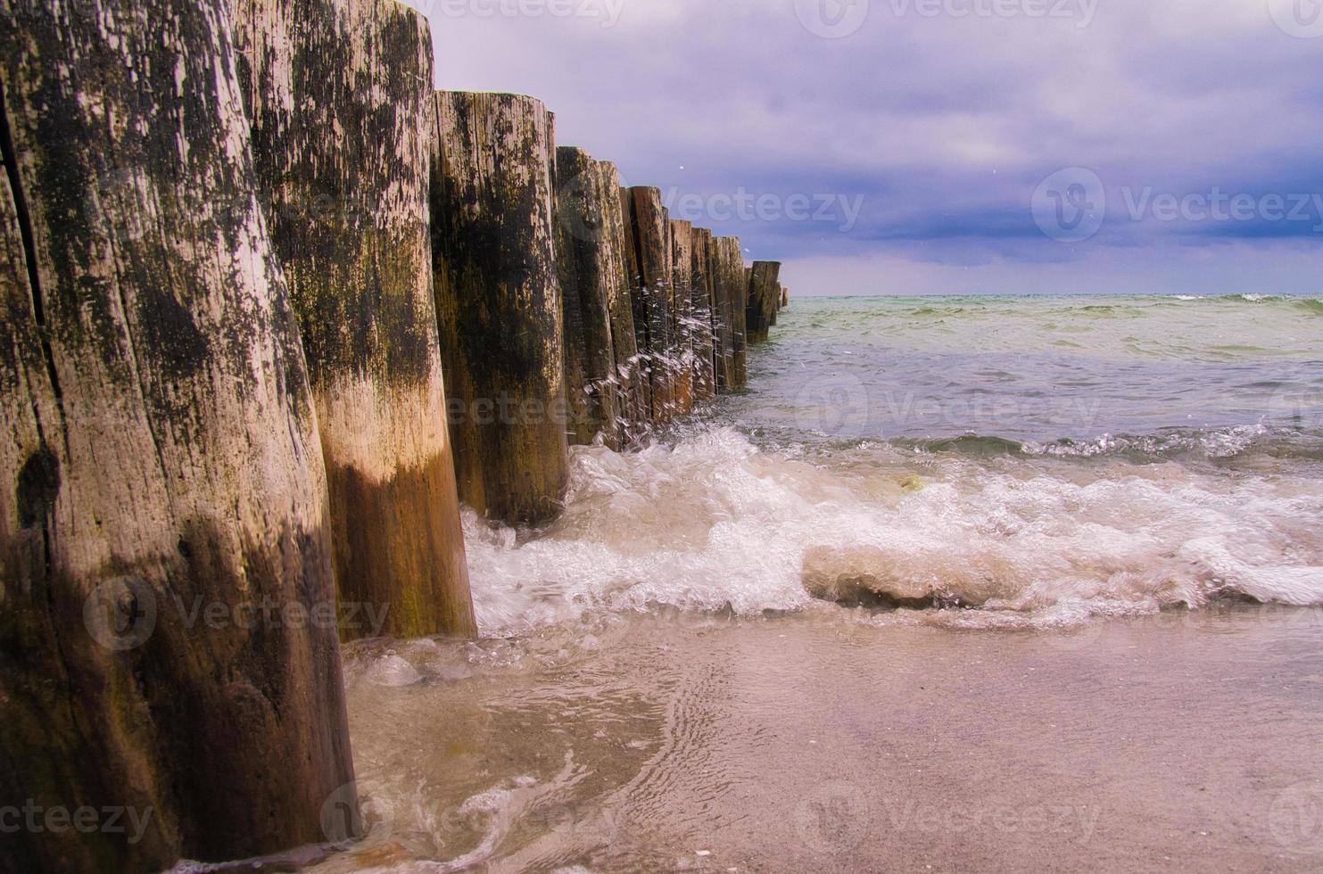 på de strand av de baltic hav i zingst. se av de hav med groyne. landskap foto