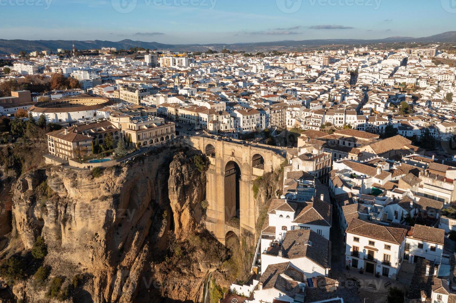 klippig landskap av ronda stad med puente nuevo bro och byggnader, andalusien, Spanien foto