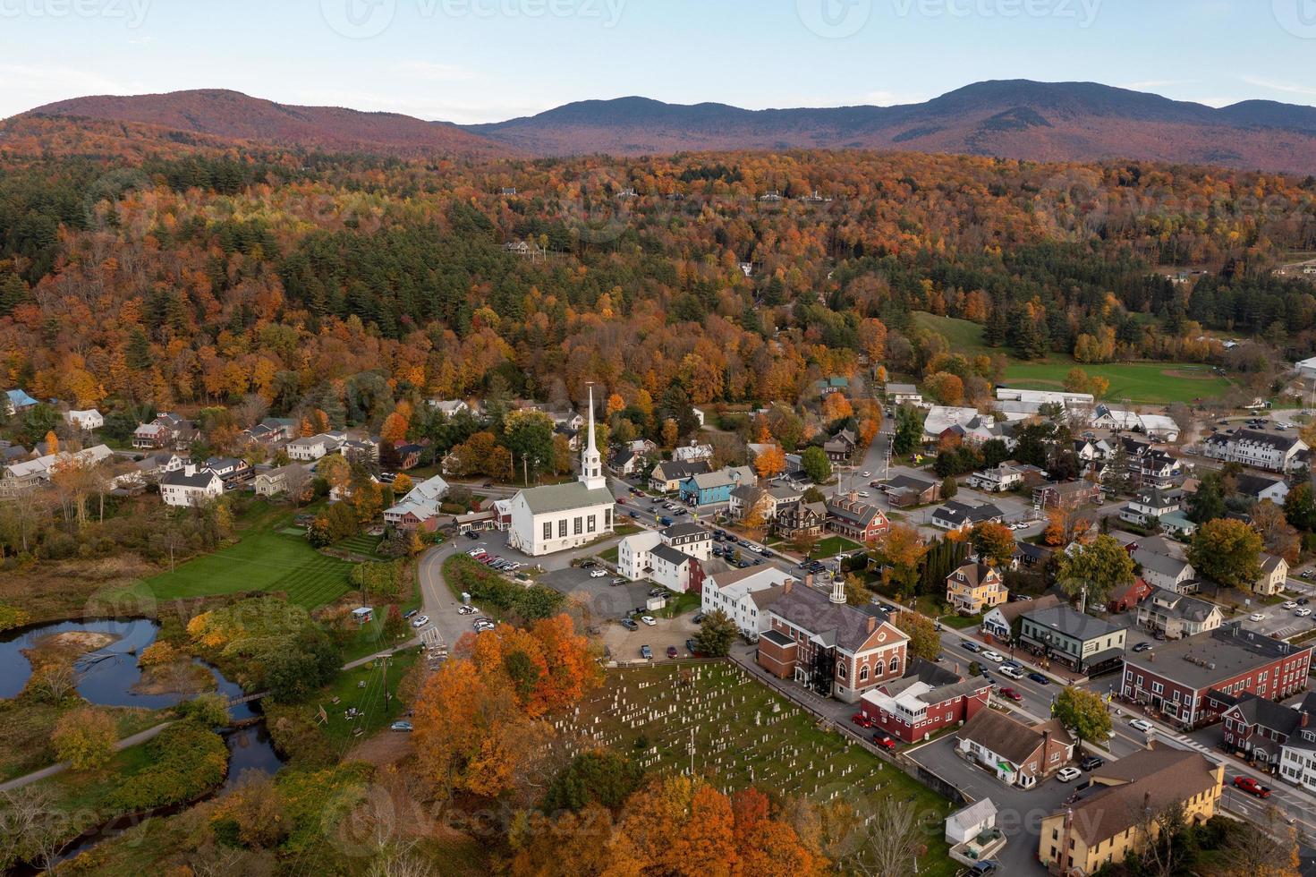 stowe, vermont - okt 12, 2021, vit gemenskap kyrka i de känd åka skidor stad av stowe i vermont under de falla. foto