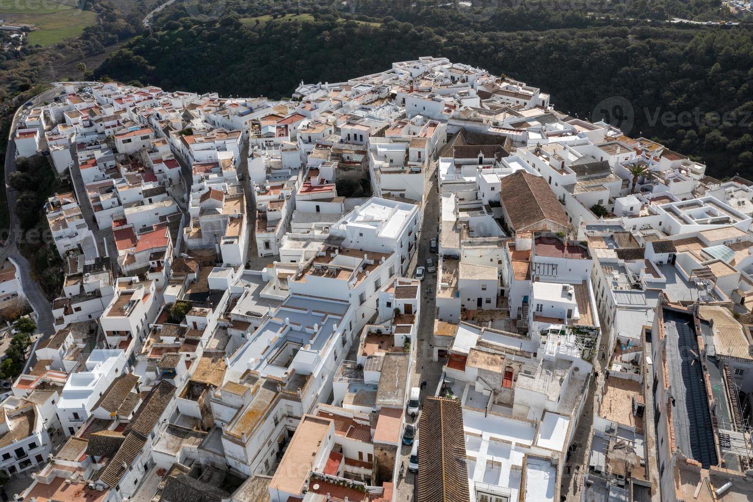 andalusiska stad av vejer de la frontera med skön landsbygden på på en solig dag, cadiz provins, andalusien. foto