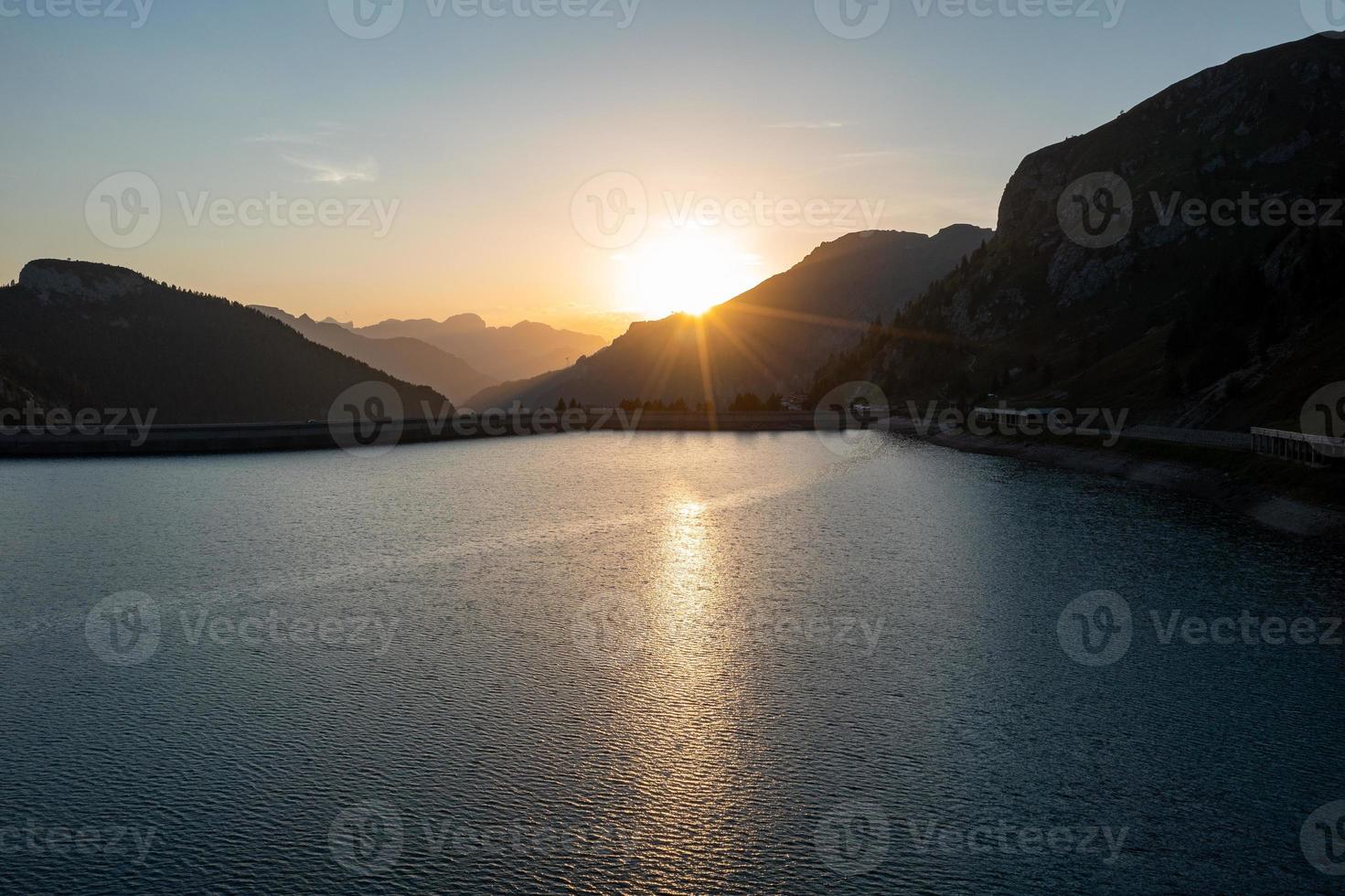 lago fedaia fedaia sjö , fassa dal, trentino alt adige, ett artificiell sjö och en damm nära canazei stad, belägen på de fot av marmolada massiv. fedaia sjö är de provins av Belluno, Italien. foto