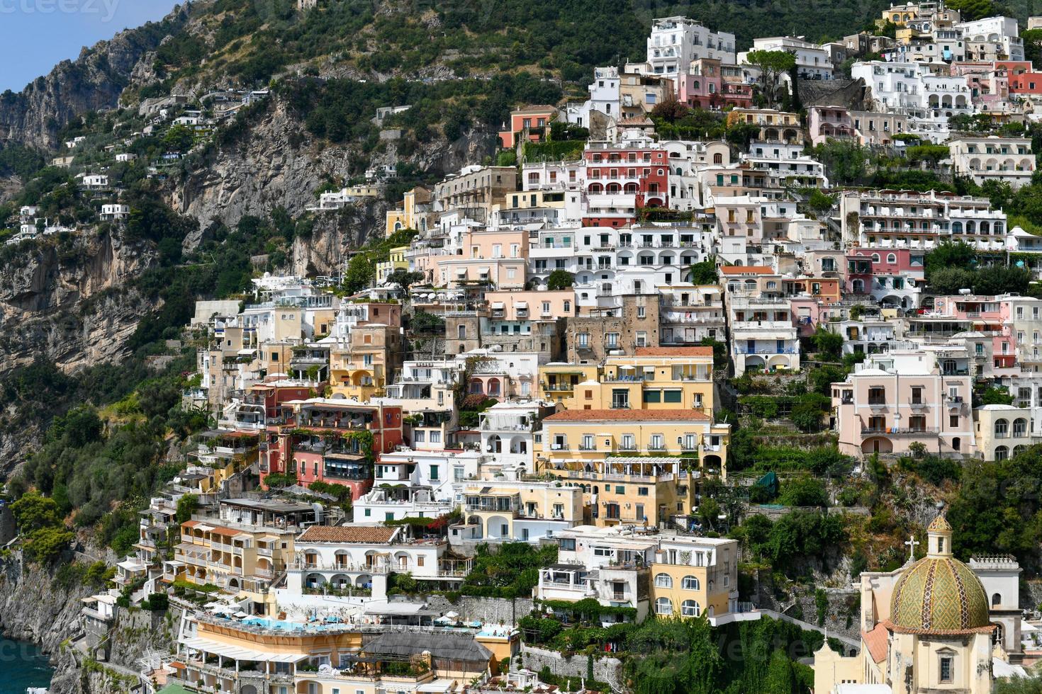 antenn se av positano med bekväm strand och blå hav på amalfi kust i campania, Italien. amalfi kust är populär resa och helgdag destination i Europa. foto