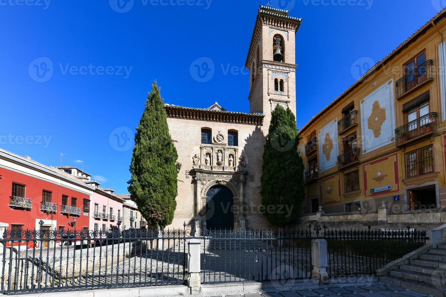 se av de st. ana fyrkant med san gil och santa ana kyrka i granada, Spanien. foto