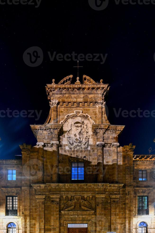 ingång till regla sjukhus i de gator av leon. leon är de huvudstad av de provins av leon, belägen i de nordväst av Spanien. foto