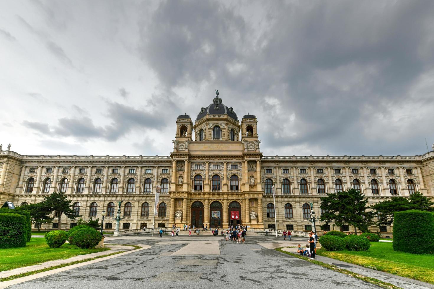 Wien, österrike - juli 17, 2021, skön se av känd naturhistorisches museum naturlig historia museum med parkera och skulptur i Wien, Österrike. foto