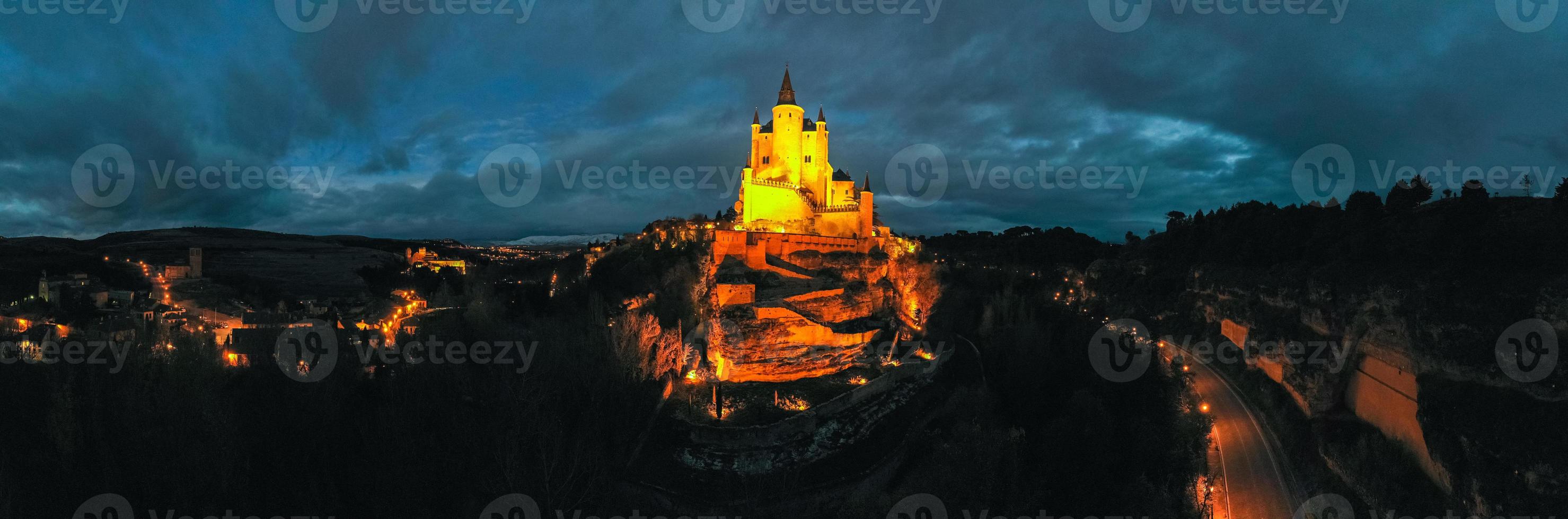 alcazar slott i segovia, Spanien. den är en medeltida slott belägen i de stad av segovia, i kastilien och leon, Spanien. foto